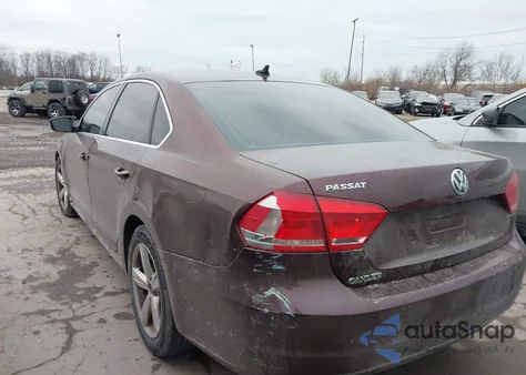 2012 Volkswagen Passat 2.5L Se z USA, uszkodzony, nr VIN 1VWBP7A32CC040490